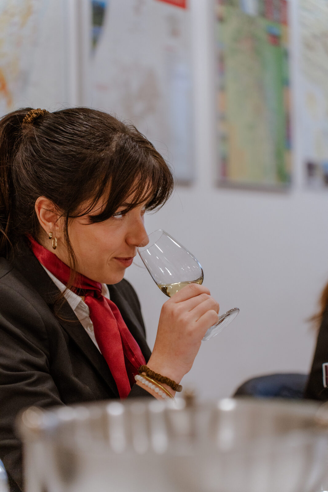 etudiante en certificat de spécialisation sommellerie qui sent du vin au campus du lac
