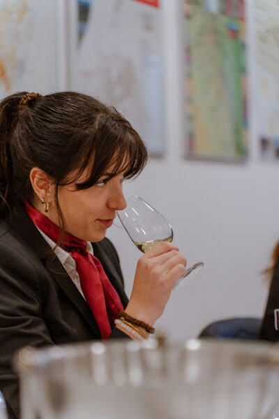 etudiante en certificat de spécialisation sommellerie qui sent du vin au campus du lac