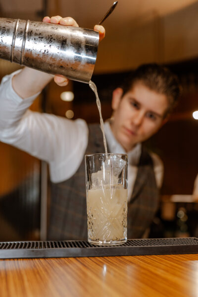 etudiant en certificat de spécialisation barman au campus du lac qui réalise un cocktail