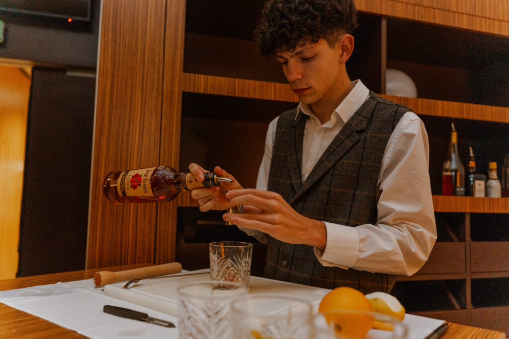 etudiant en certificat de spécialisation barman au campus du lac