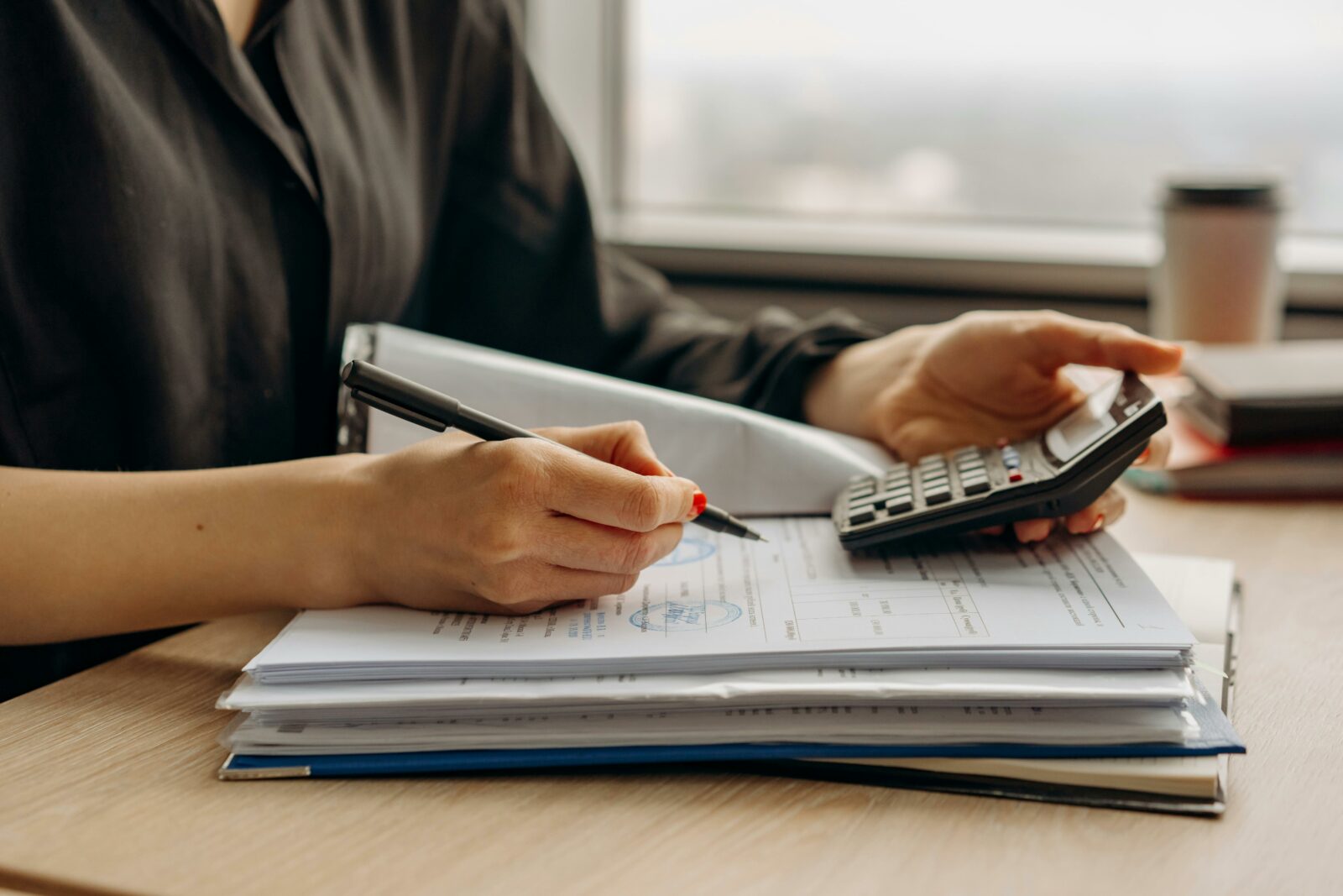 femme qui fait les comptes avec une calculatrice et des styles dans service comptabilité