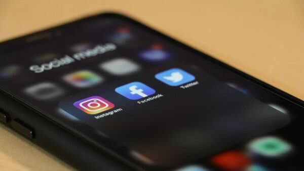 image d'un portable avec les icones de 3 réseaux sociaux : facebook, instagram et twitter