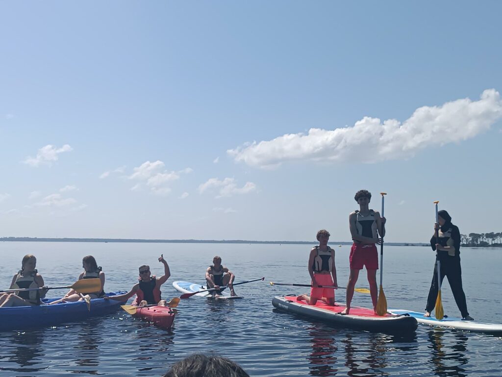 journées de la glisse à Bombannes édition 2024. Les 8 apprentis du Campus du Lac sont sur des canoés