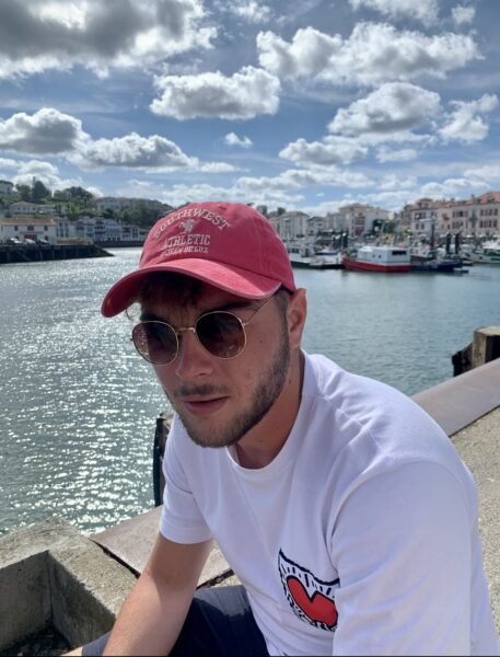 hugo porte étudiant du campus du lac parti à l'étranger en mobilité