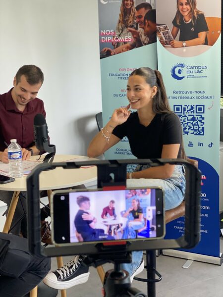 photo des étudiants en bachelor retail manager du campus du lac lors de leur journée pro, qui enregistrent un podcast