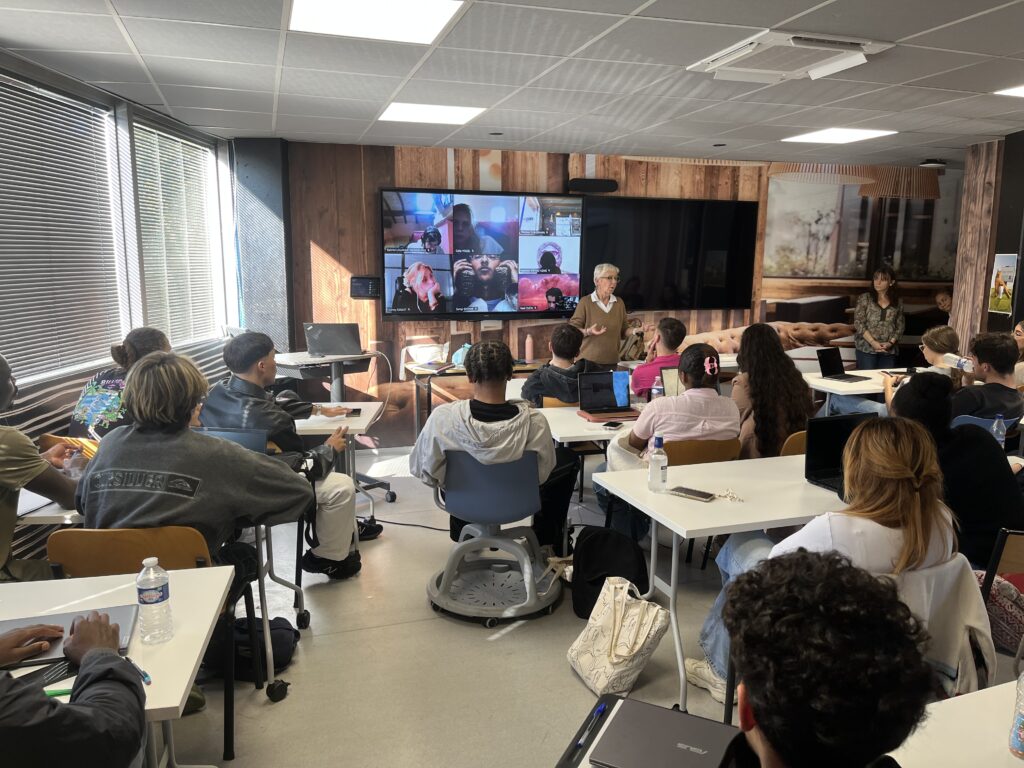 Christine, responsable des bénévoles des restos du coeur sensibilise nos étudiants en BTS MCO au campus du lac lors d'une conférence