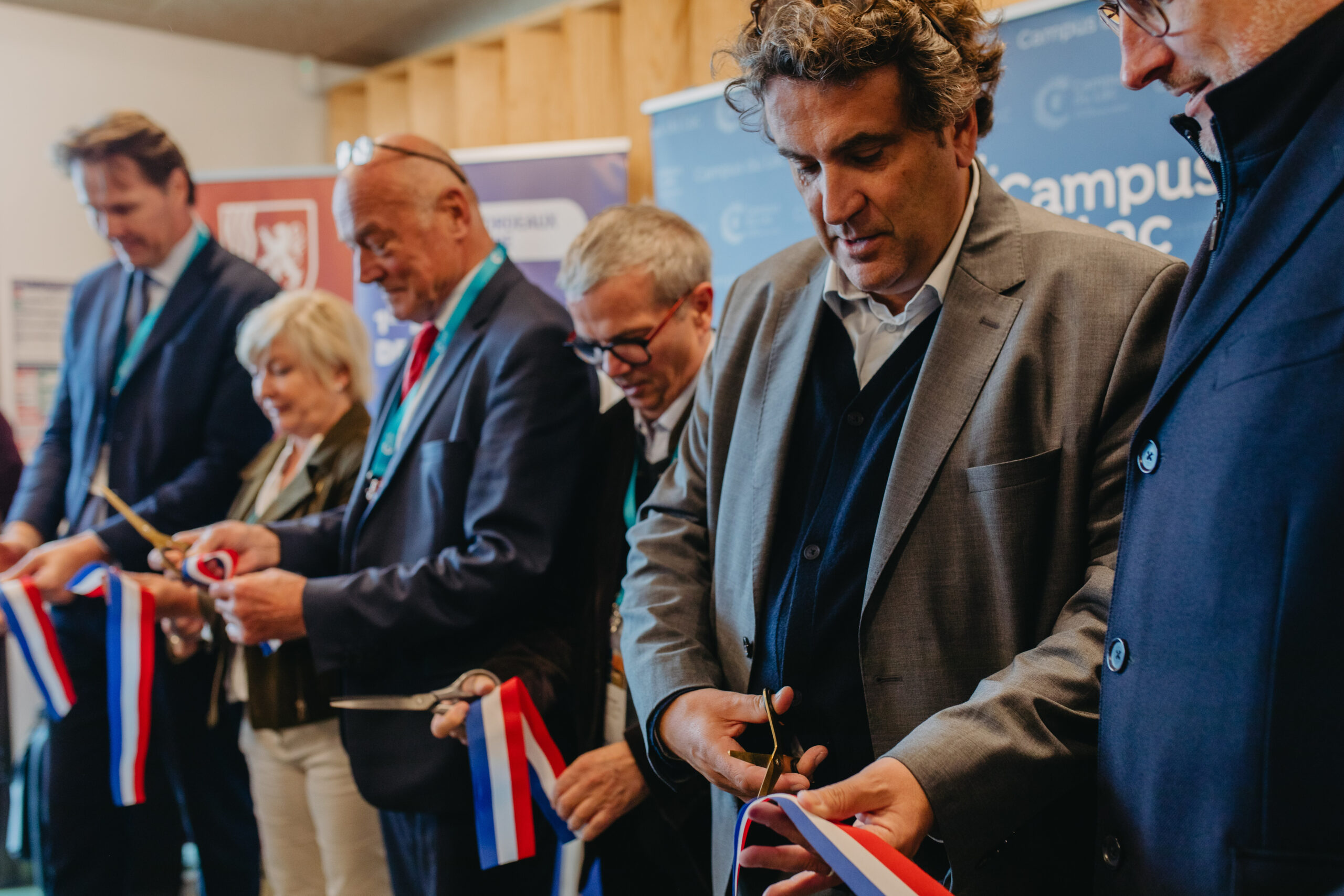 Alain Rousset, accompagné de Marc Prikazsky, Catherine Othaburu, Étienne Guyot, Patrick Seguin et Philippe Buisson coupe le ruban d'inauguration du campus du lac de libourne