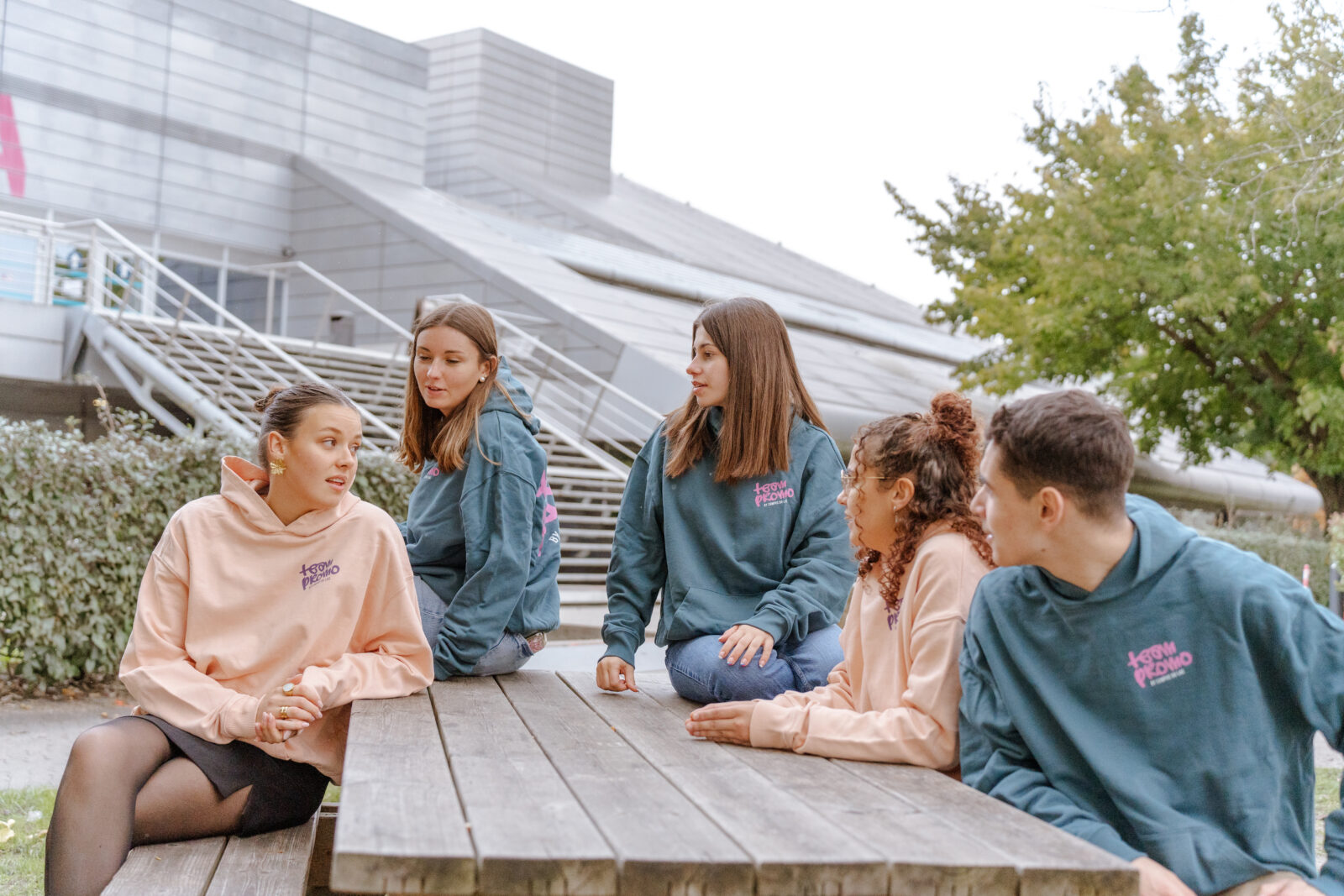 etudiants sur une table dans le campus du lac de bordeaux