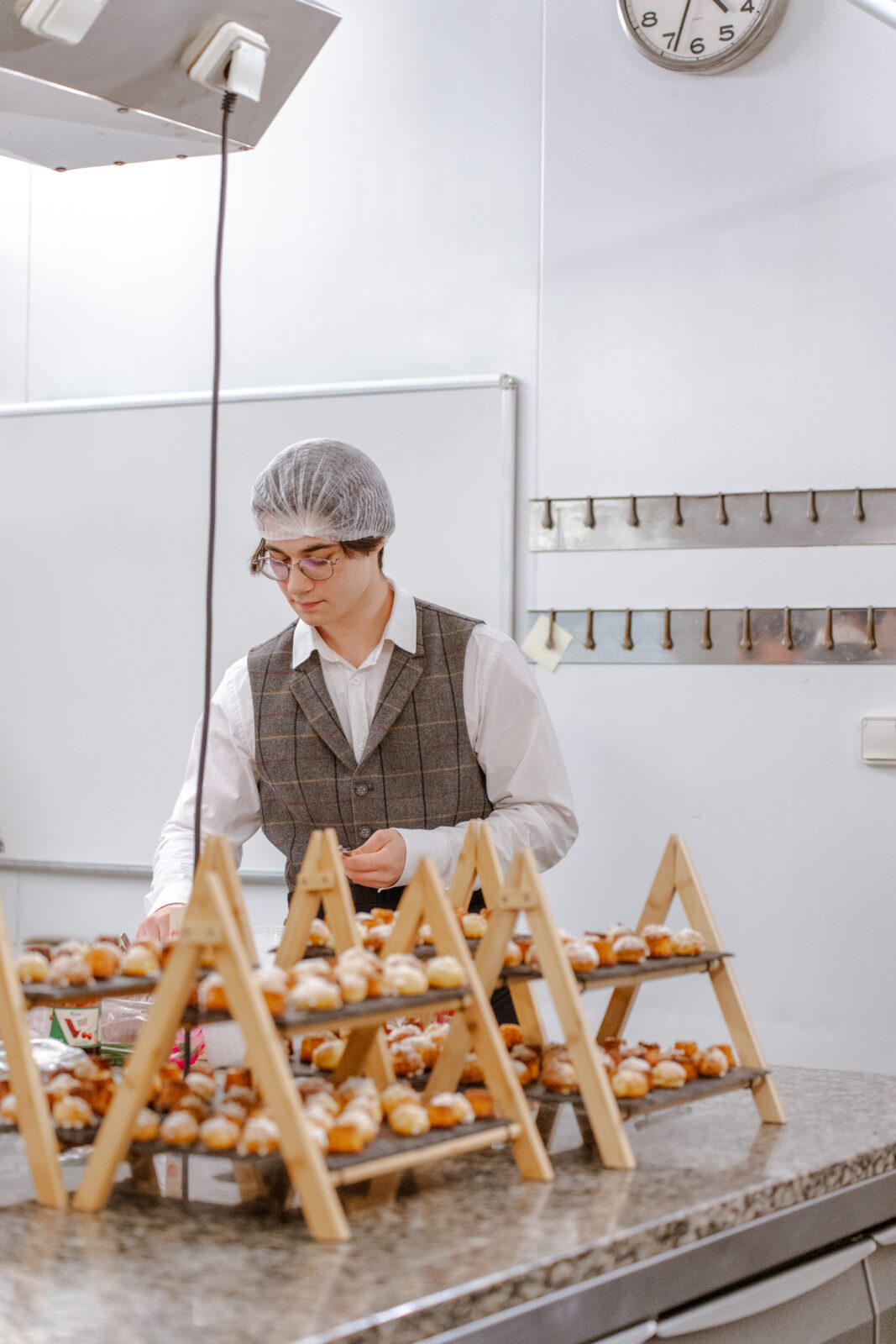 etudiant en cuisine au campus du lac avec une chalotte sur la tête