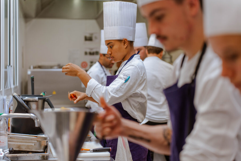 etudiants en restauration au campus du lac