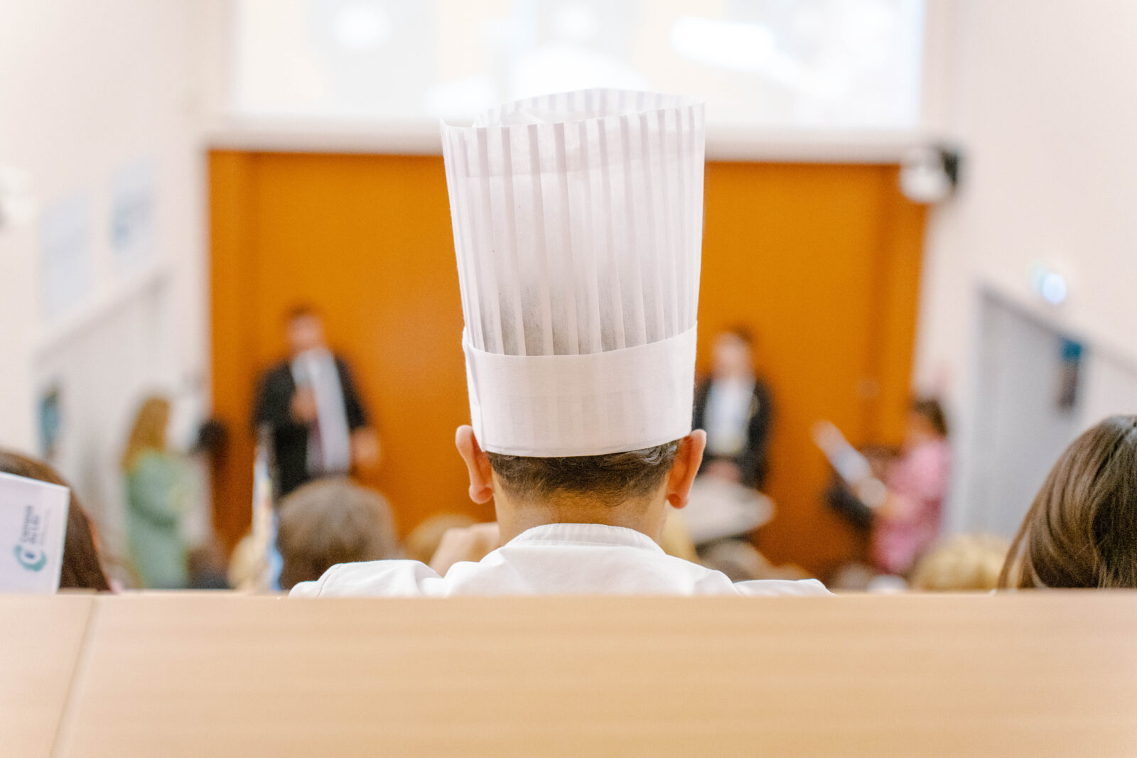 personne avec une toque en amphithéâtre au campus du lac