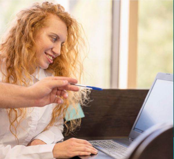 femme en gestion des administration et des entreprises AGORA