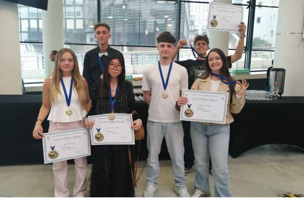 remise des médailles MAF employé de vente des étudiants du campus du lac