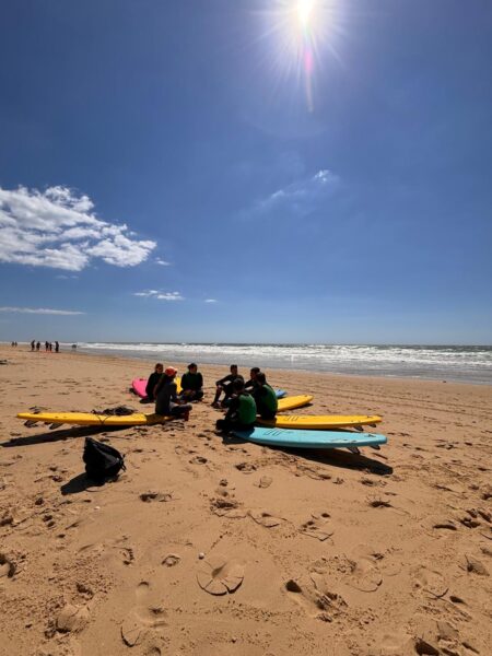 activités sur la plage pour les étudiants du campus du lac lors des journées de la glisse
