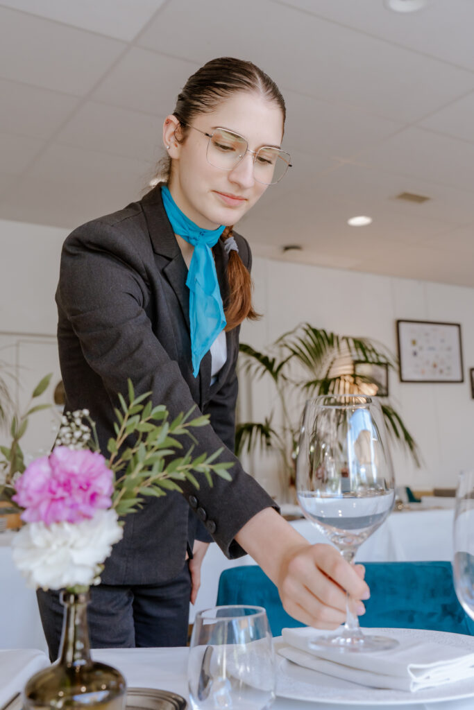 serveur en restauration au campus du lac