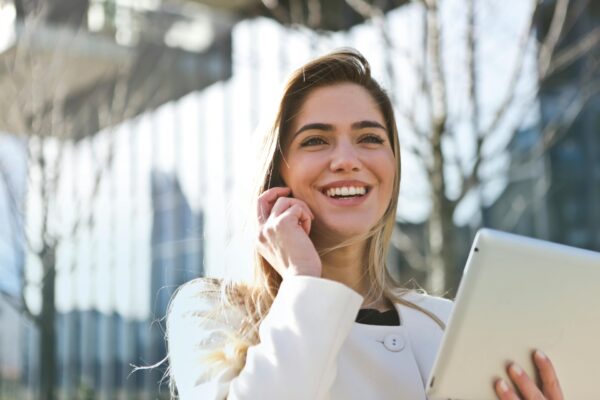 jeune femme commerciale et business developer