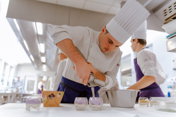 étudiant en cuisine au campus du lac