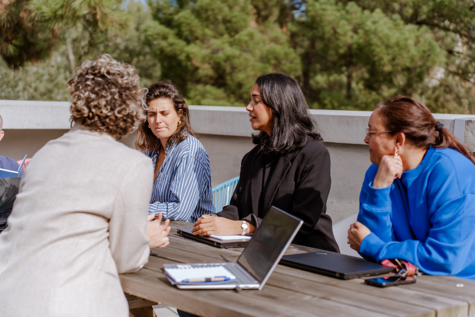 adultes en discussion